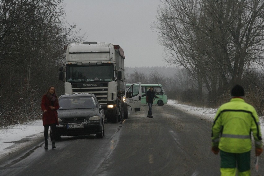 Bus koziołkował na drodze Lubin - Legnica. Osiem osób zostało rannych (FOTO)