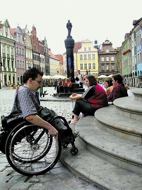 Sebastian Mankiewicz uważa, że Stary Rynek jest mało przyjazny niepełnosprawnym.