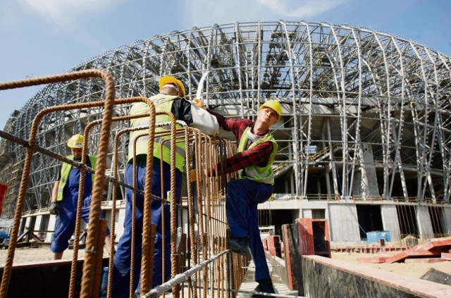 Na stadionie trwają prace na trzy zmiany. Pracuje tu 1300 ludzi, m.in. z krajów b. Jugosławii i z Litwy