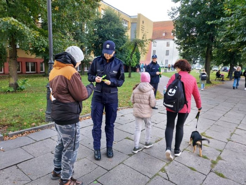 Łowiccy policjanci rozdają odblaski. Ma być bezpieczniej na drogach