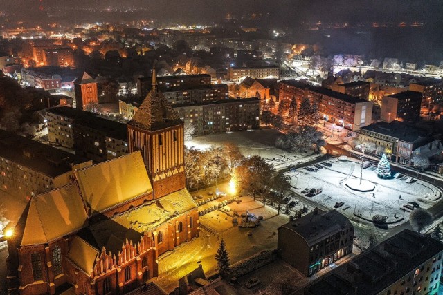 Fantastyczne widoki zaśnieżonego Sławna nocą wykonano 8 grudnia 2022 roku.