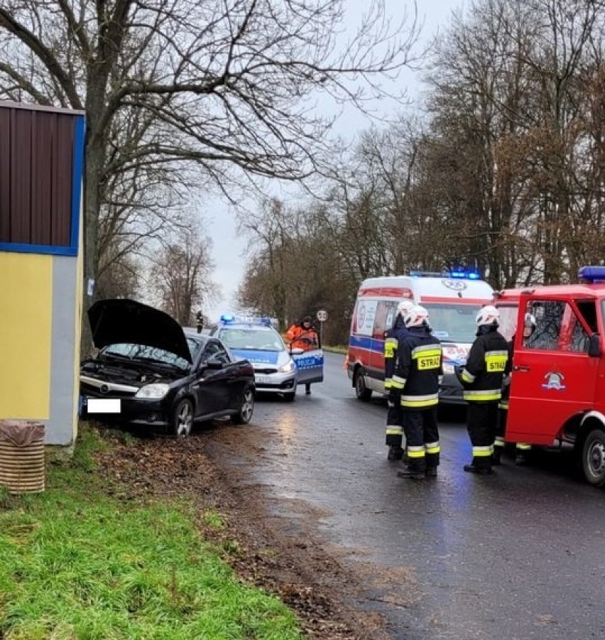 71-latka z powiatu sieradzkiego wjechała w przystanek w gminie Lututów