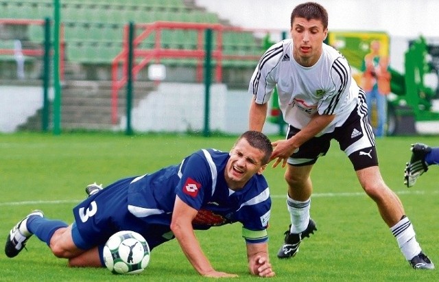 Grzegorz Baran (z lewej) grał w Bełchatowie z opaską kapitana, ale nie zdołał poprowadzić niebieskich do wygranej z GKS