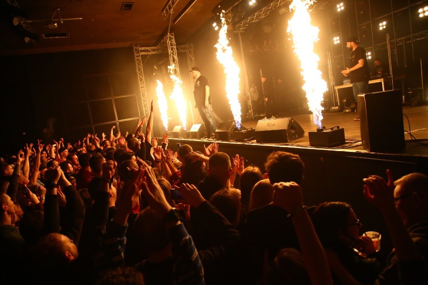 O.S.T.R. w Warszawie. Żywiołowy koncert w Stodole. Ogień na...