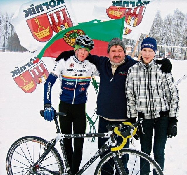 Najlepsi juniorzy młodsi &#8211; Rafał Stanisławski i Łucja Pietrzak  &#8211; z trenerem Markiem Cieślakiem