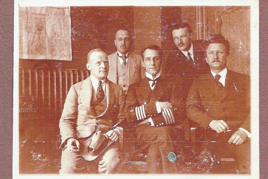 Kapitan Jan Gorski (w środku) zwany przez podwładnych...