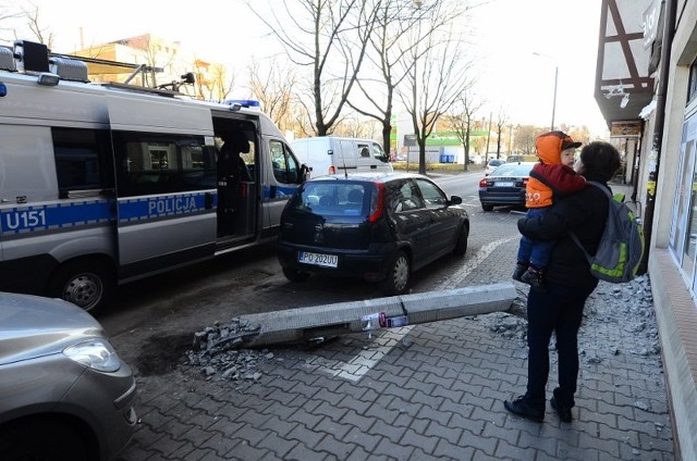 Przewrócona latarnia na Kościelnej.