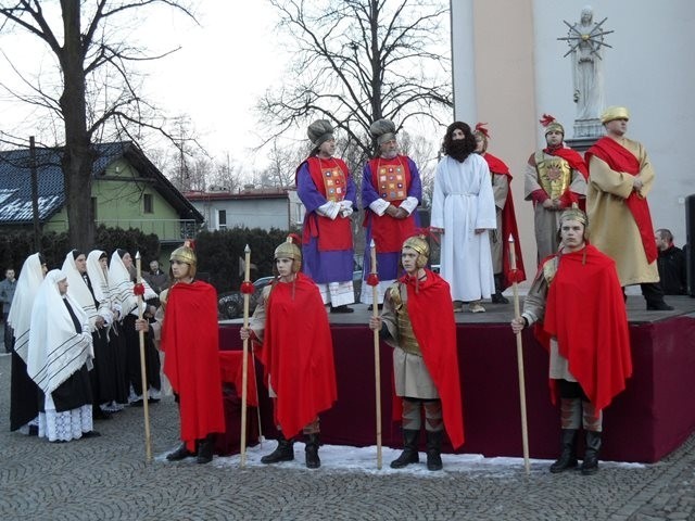 Ulicami Strumienia na Śląsku Cieszyńskim przeszła plenerowa Droga Krzyżowa [ZDJĘCIA]