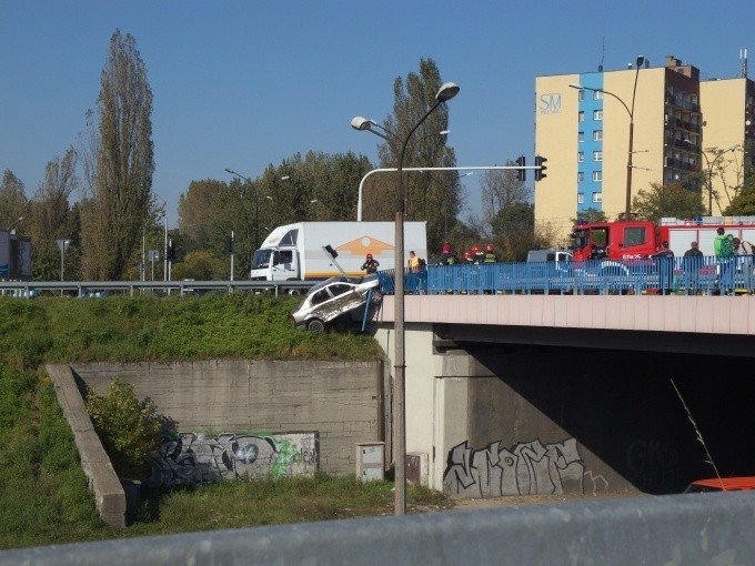 W Sosnowcu auto zawisło nad wiaduktem ZDJĘCIA