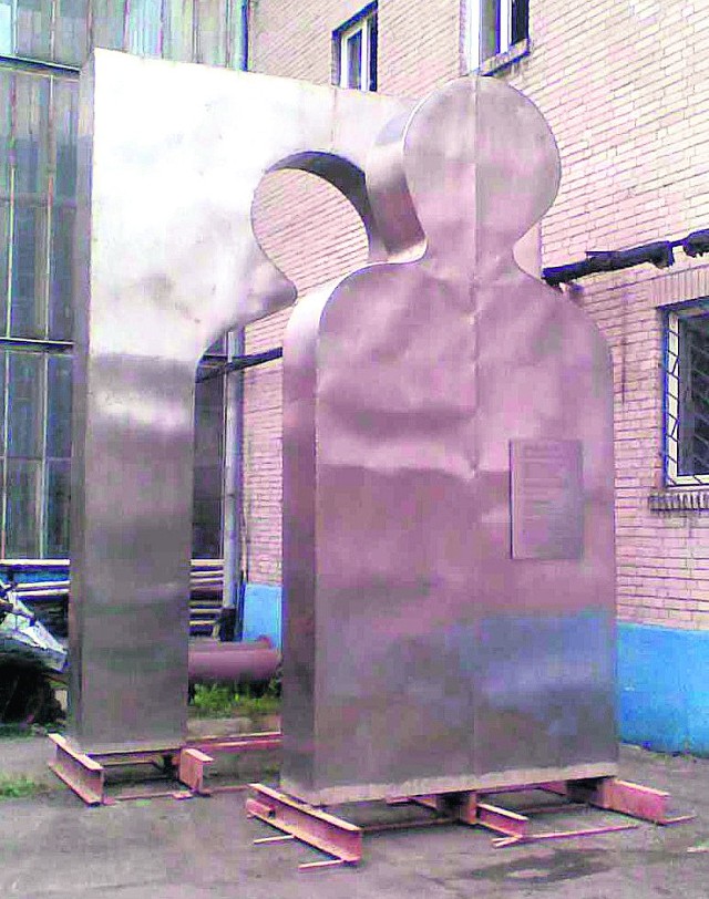 Rzeźba prof. Józefa Szajny stoi na podwórku jej wykonawcy. Miasto ma zapłacić za nią kilkadziesiąt tysięcy złotych