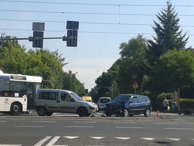 Dwa samochody zderzyły się na skrzyżowaniu ul. Zaleskiego z al. Wojska Polskiego w Szczecinie