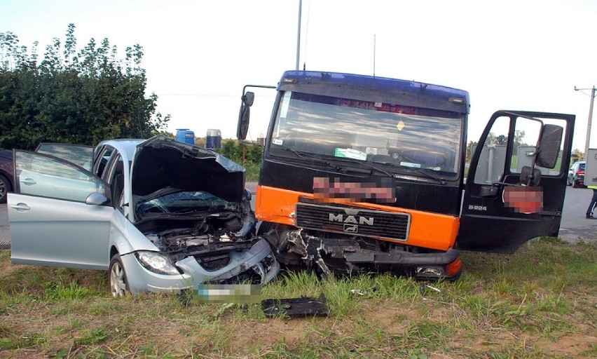 Wypadek w Dankowie. Zderzenie ciężarówki i osobówki