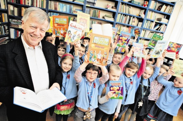 Dzieci z klasy IIa w Szkole Podstawowej nr 63 we Wrocławiu zapewniały prof. Miodka, że lubią czytać książki