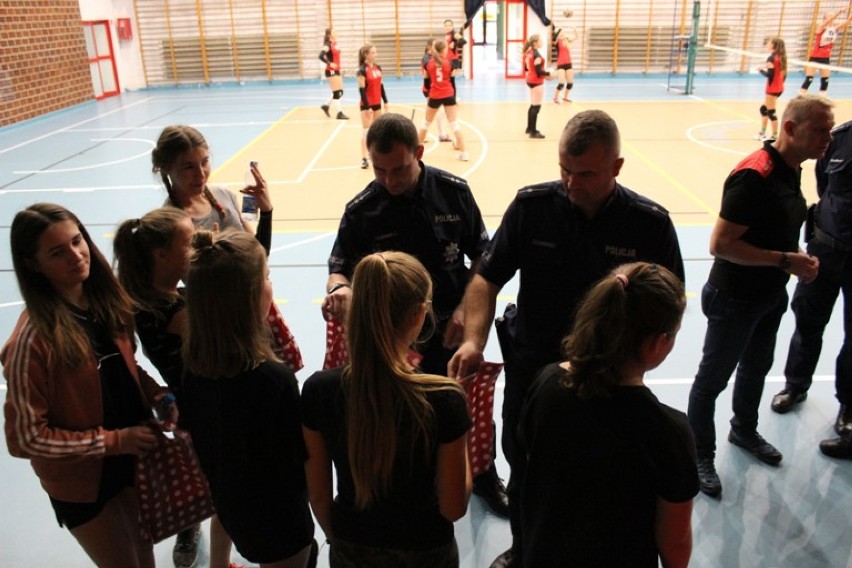 Policja w Kaliszu zaprosiła na turniej siatkówki dziewcząt
