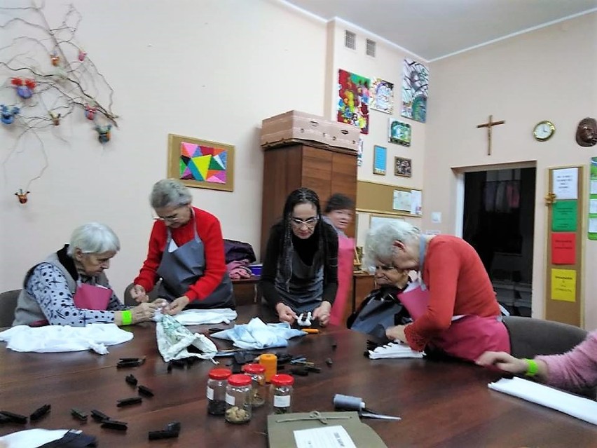 Wczoraj w Dziennym Domu "SENIOR WIGOR" odbyły się warsztaty farbowania tkanin