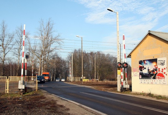 Mandat 50 zł i 4 pouczenia - to efekt akcji "Bezpieczny poniedziałek" na przejeździe kolejowym przy ul. Sanitariuszek w Łodzi.