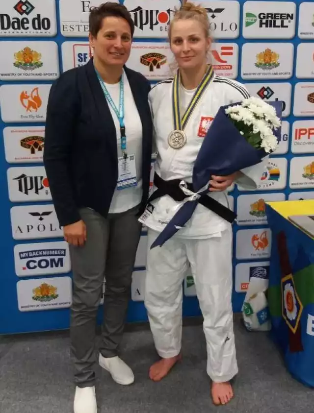 Angelika Szymańska z trenerką Anetą Szczepańską