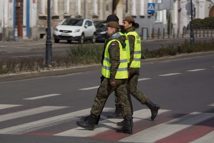 Policja w Kaliszu wspólnie z wojskiem patroluje ulice miasta