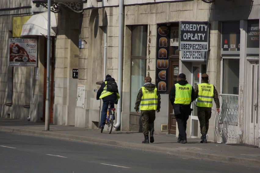 Policja w Kaliszu wspólnie z wojskiem patroluje ulice miasta