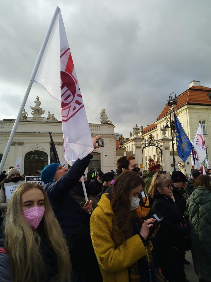 ZNP zwołało Nadzwyczajną Radę Pedagogiczną o "lex Czarnek" przed Pałacem Prezydenckim. Na miejscu byli pleszewianie