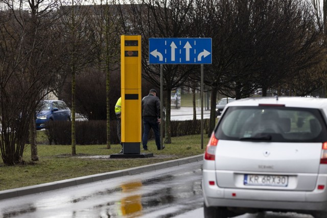 Montaż nowego fotoradaru na al. Andersa w Krakowie. Ma być skuteczniejszy!