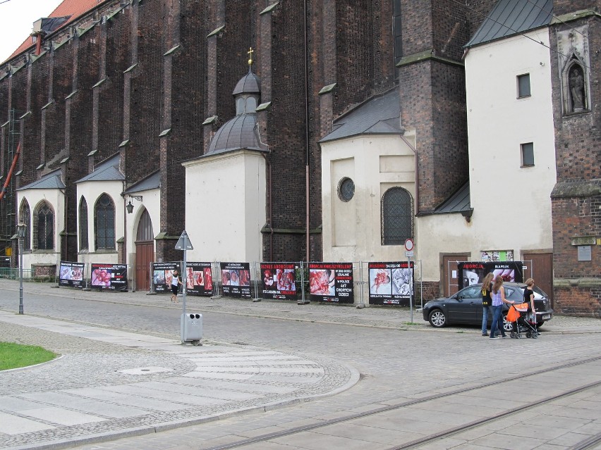 Wrocław: Krwawe zdjęcia płodów w drodze na Ostrów Tumski (ZDJĘCIA)