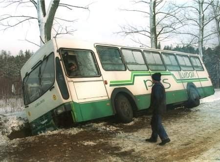 Ten autobus wpadł do rowu na śnieżnej i nieposypanej drodze z Leśnej do Gryfowa Śl.  FOT. LESZEK KOSIOROWSKI