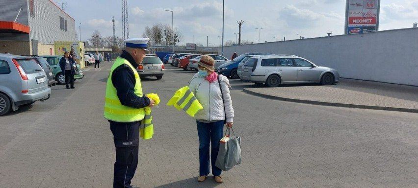 Rawicz. Policjanci z "drogówki" ruszyli w teren, aby przypomnieć o bezpieczeństwie. Rozdawali mieszkańcom odblaskowe kamizelki [ZDJĘCIA]