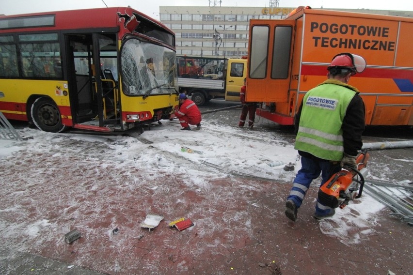 Wrocław: Autobus staranował przystanek na pl. Jana Pawła II. Jedna osoba nie żyje (ZDJĘCIA, FILM)