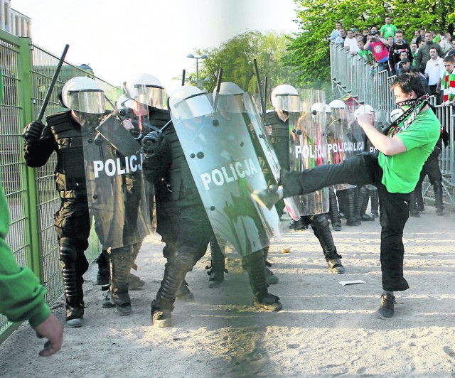 2008 rok. Starcia fanów Śląska z policją w pobliżu stadionu przy ul. Oporowskiej we Wrocławiu