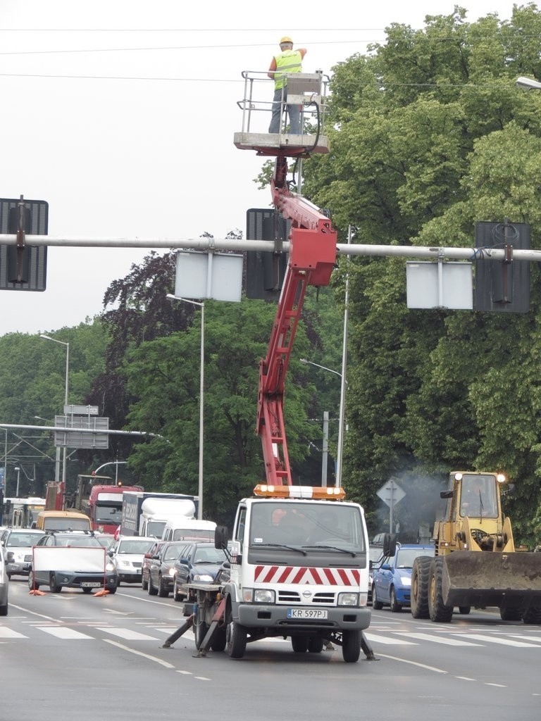 Wrocław: Korki na Lotniczej. Montują kamerę do ITS (ZDJĘCIA)