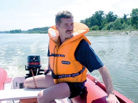 Z pontonu Arkadiusz Kowalski przeszukiwał dno jeziora za pomocą echosondy. Krzysztof Szendzielorz