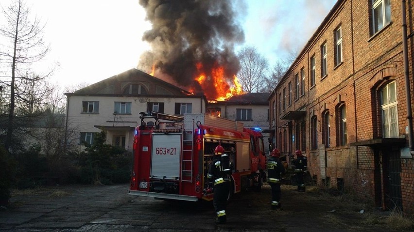 Pożar dyrekcji KWK Anna w Pszowie - strażacy gaszą budynki byłej kopalni - ZDJĘCIA