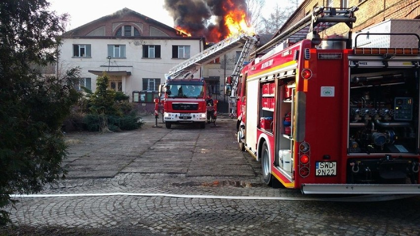Pożar dyrekcji KWK Anna w Pszowie - strażacy gaszą budynki byłej kopalni - ZDJĘCIA