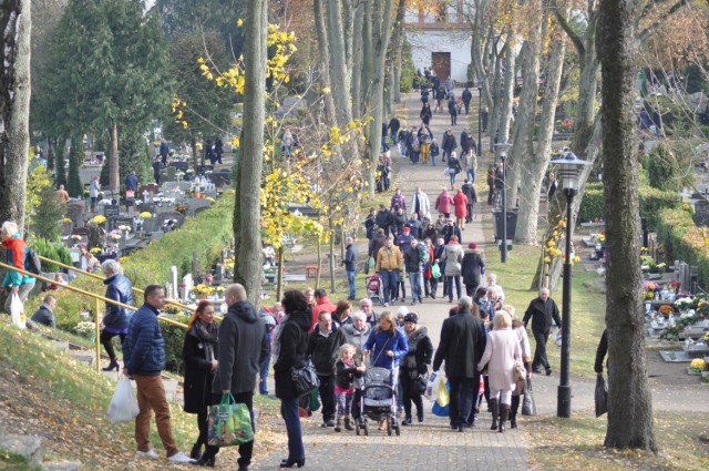 W tych dniach na cmentarze jadą tysiące ludzi