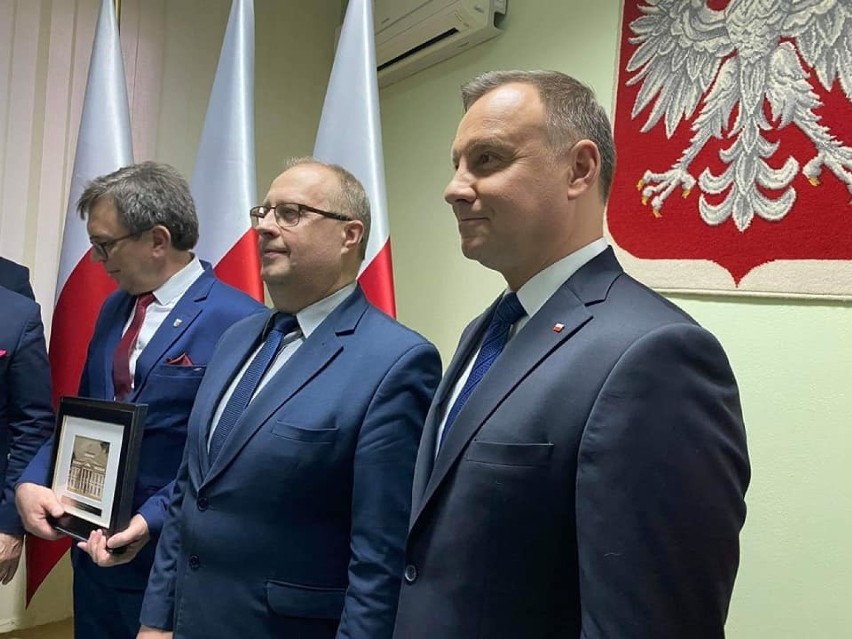 Prezydent Andrzej Duda we Włoszczowie. Spotkanie z samorządowcami w starostwie i wzajemne prezenty