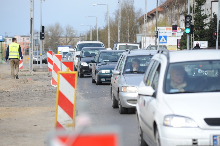 Poznań: Remonty dróg w okolicach stadionu paraliżują przejazd (ZOBACZ FILM i ZDJĘCIA)