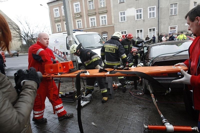 Legnica: Cztery osoby ranne w wypadku na ul. Wrocławskiej (ZDJĘCIA)