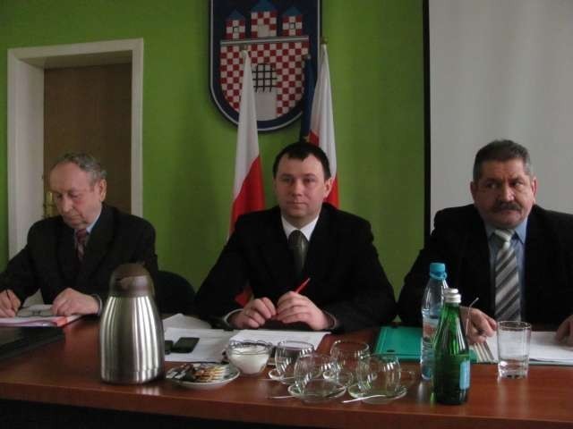 Andrzej Jakóbczak (w środku) nie został odwołany z funkcji przewodniczącego Rady Miejskiej. Za przyjęciem wniosku głosował m.in. Bogusław Kowacki (z lewej), a Henryk Świerdza (z prawej) wstrzymał się od głosu.