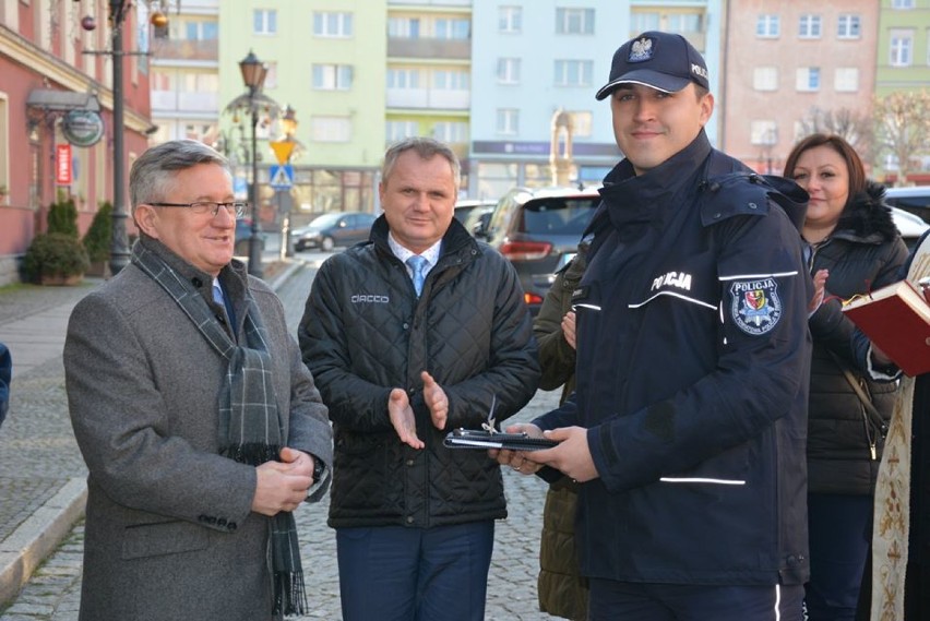 Nowy radiowóz strzegomskiej policji. Ksiądz poświęcił, urząd dofinasował (ZDJĘCIA)