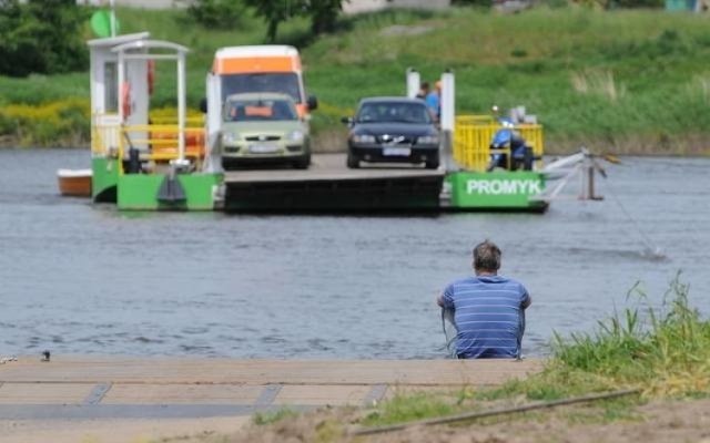 Budowa mostu w Połęcku to wciąż melodia przyszłości. Trudno powiedzieć jak daleka, ponieważ na wszystko wpłynąć może koronawirus. Na razie wciąż pozostaje tylko prom, który kursuje rzadziej ze względu na niski stan wody.