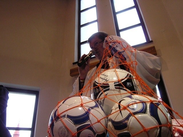 Pastor Jan Byrt odprawił nabożeństwo za Euro 2012 i rozdał...
