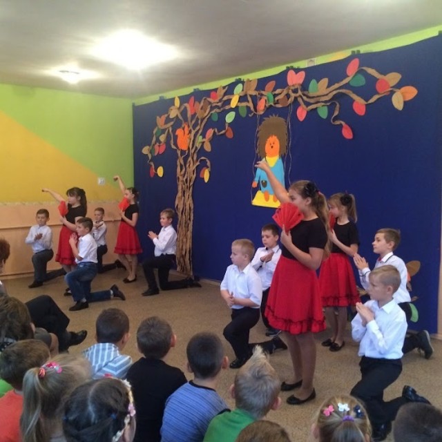 Na koniec uroczystości dzieci zatańczyły i  pokazały przedstawienie. Nauczyły się na zajęciach pozalekcyjnych.