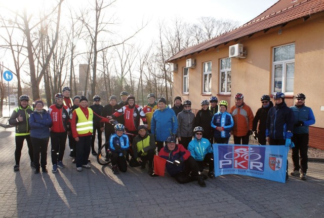 Turyści rowerowi z Tczewa, Pobiedzisk, Wrześni, Gniezna, Inowrocławia, Kruszwicy i Radziejowa wyruszyli w sobotę na trasę wokół jeziora Gopło. Z powodu silnego wiatru trzeba było ją jednak ciut skrócić. Dodatkową atrakcją była za to przeprawa promem przez Gopło. Organizatorem wycieczki była Kruszwicka Grupa Rowerowa