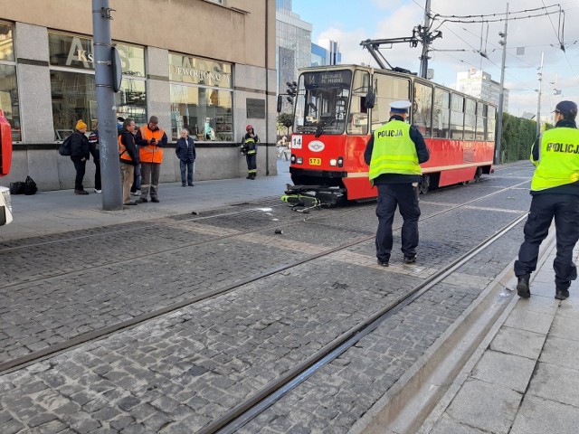 77 -letni mężczyzna na hulajnodze elektrycznej zderzył się z tramwajem na rynku w Katowicach