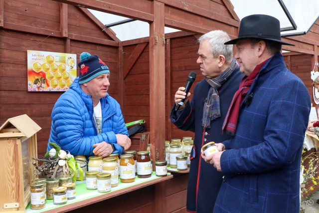 Jarmark wielkanocny w skansenie pszczyńskim. Pierwszy dzień poprowadził Marek Szołtysek, towarzyszył mu wicestarosta pszczyński, Damian Cieszewski