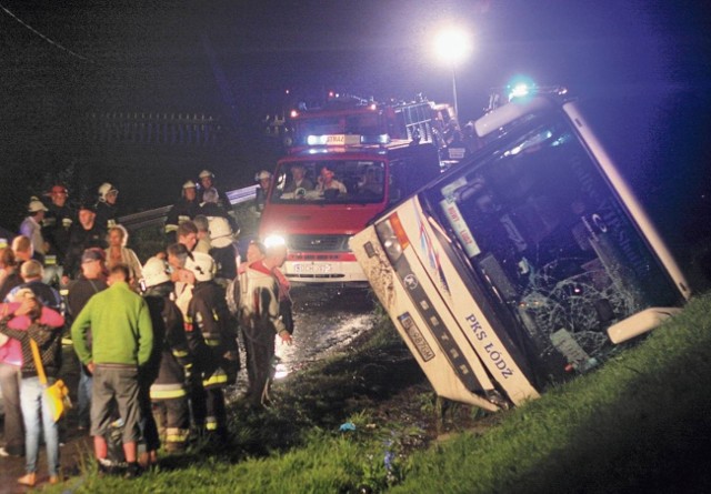 Autokar liniowy PKS Łódź pod Chojnicami wjechał do rowu i oparł się o skarpę