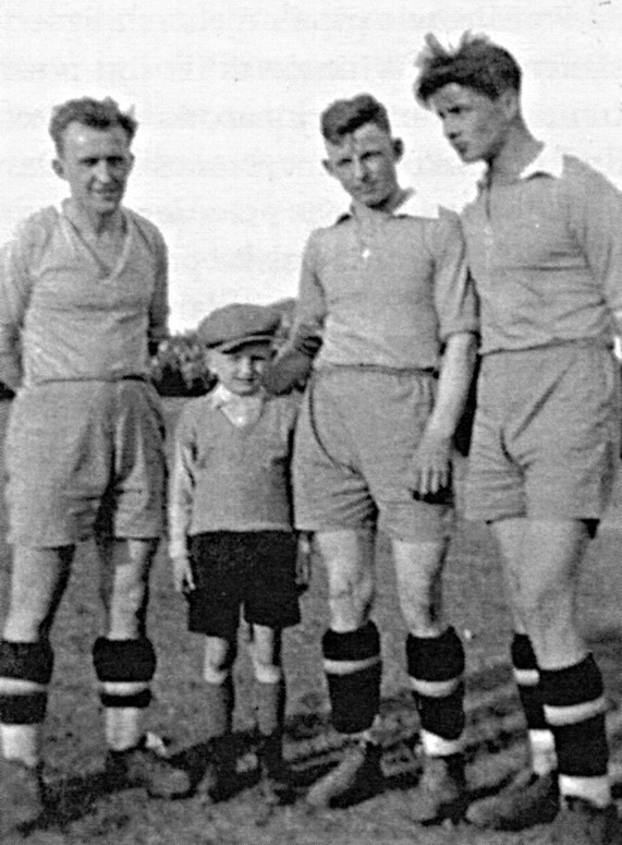 Od lewej - G. Wodarz, mały kibic M. Lubina, E. Wilimowski i...