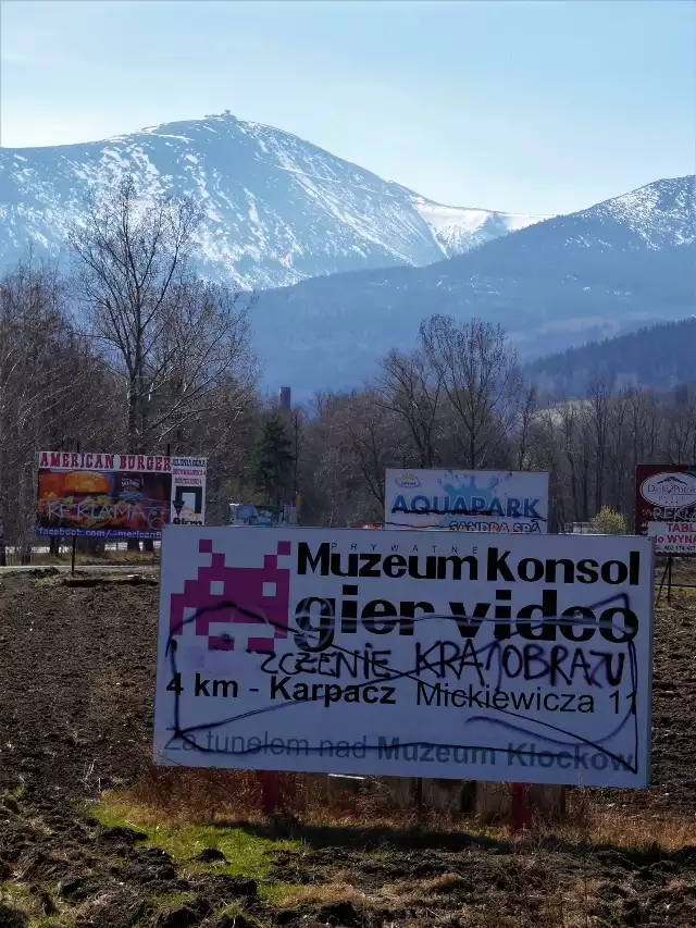 Nieznany wandal zniszczył około 40 przydrożnych bilbordów, które stoją przy drodze z Jeleniej Góry do Karpacza.