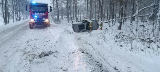 Niebezpieczne zdarzenie w powiecie gliwickim. Samochód wypadł z drogi